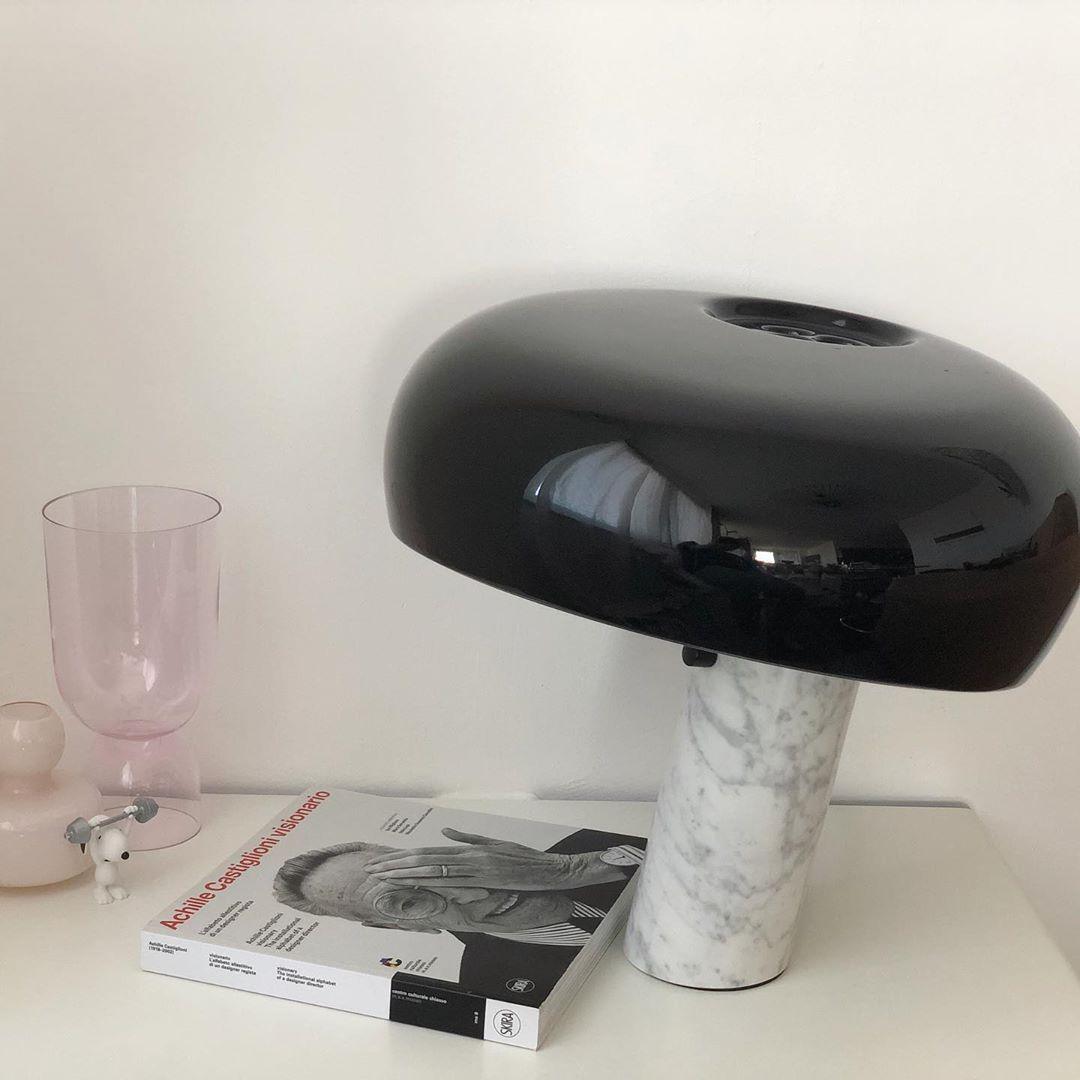Lampe de table Vestra en marbre, réflecteur en métal émaillé, base en marbre de Carrare