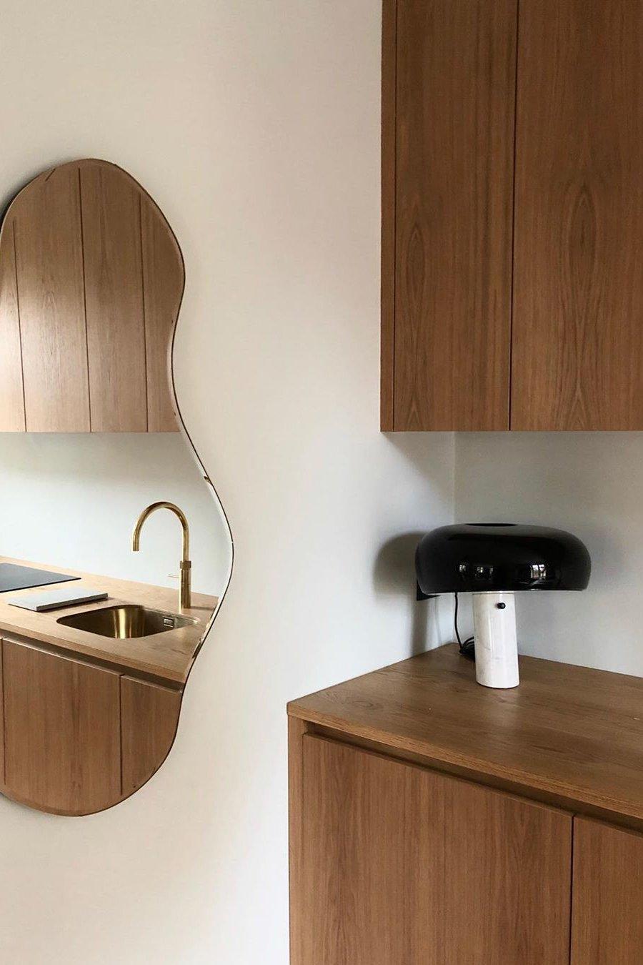 Lampe de table Vestra en marbre, réflecteur en métal émaillé, base en marbre de Carrare