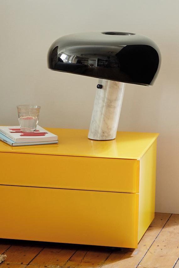 Lampe de table Vestra en marbre, réflecteur en métal émaillé, base en marbre de Carrare