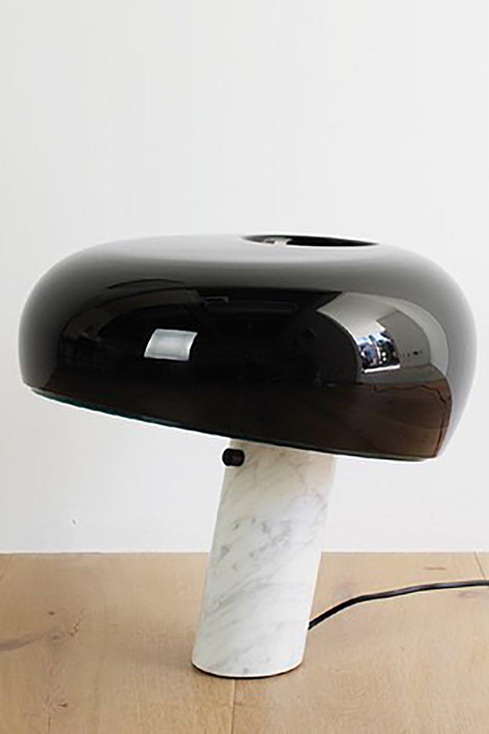 Lampe de table Vestra en marbre, réflecteur en métal émaillé, base en marbre de Carrare