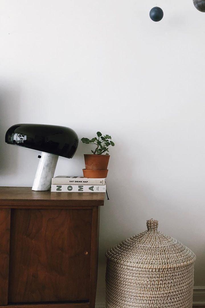 Lampe de table Vestra en marbre, réflecteur en métal émaillé, base en marbre de Carrare