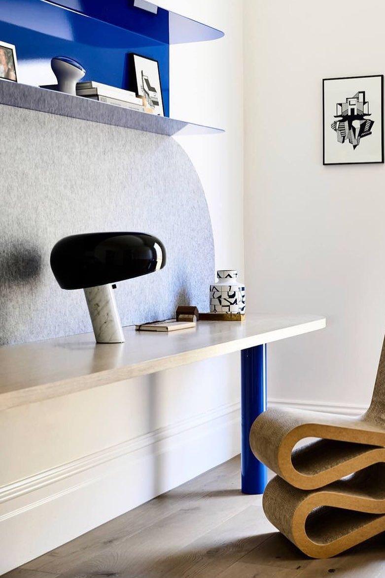 Lampe de table Vestra en marbre, réflecteur en métal émaillé, base en marbre de Carrare
