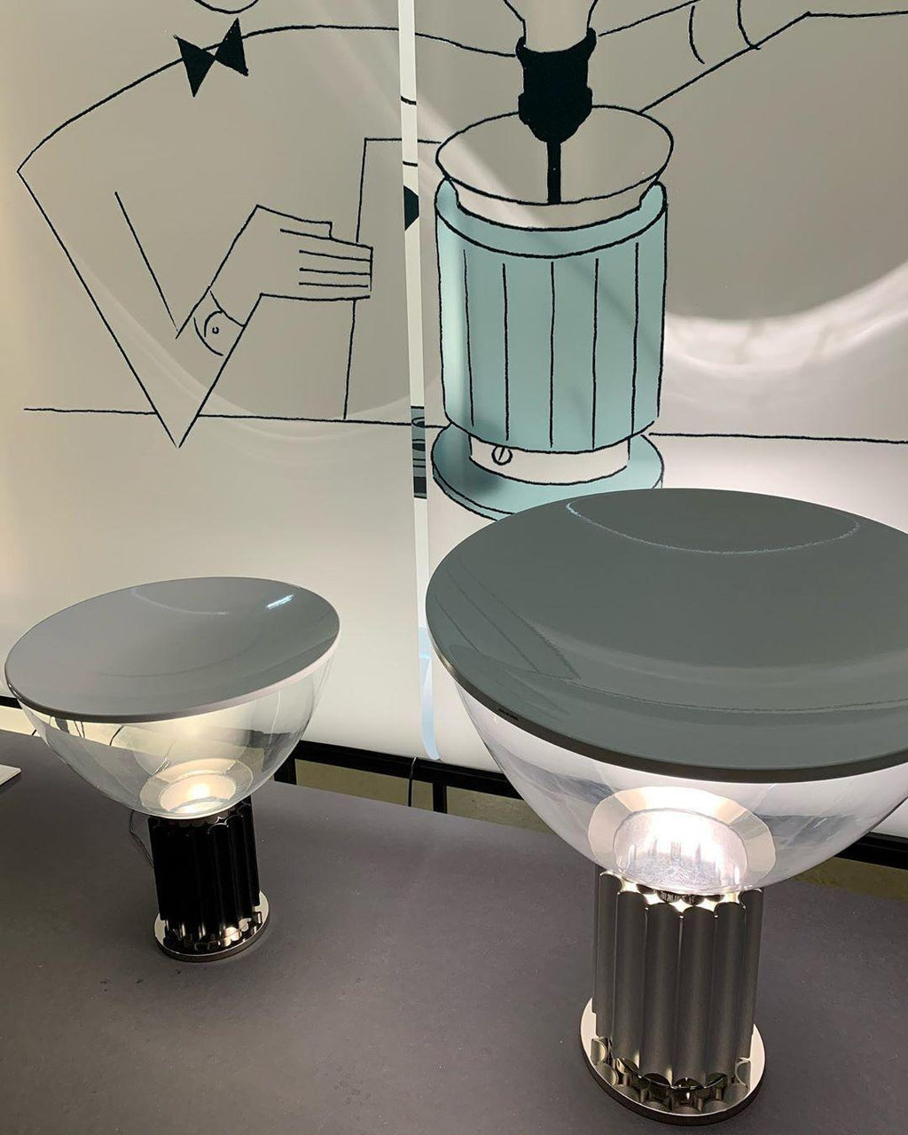 Lampe de table Vestra en marbre, réflecteur en métal émaillé, base en marbre de Carrare