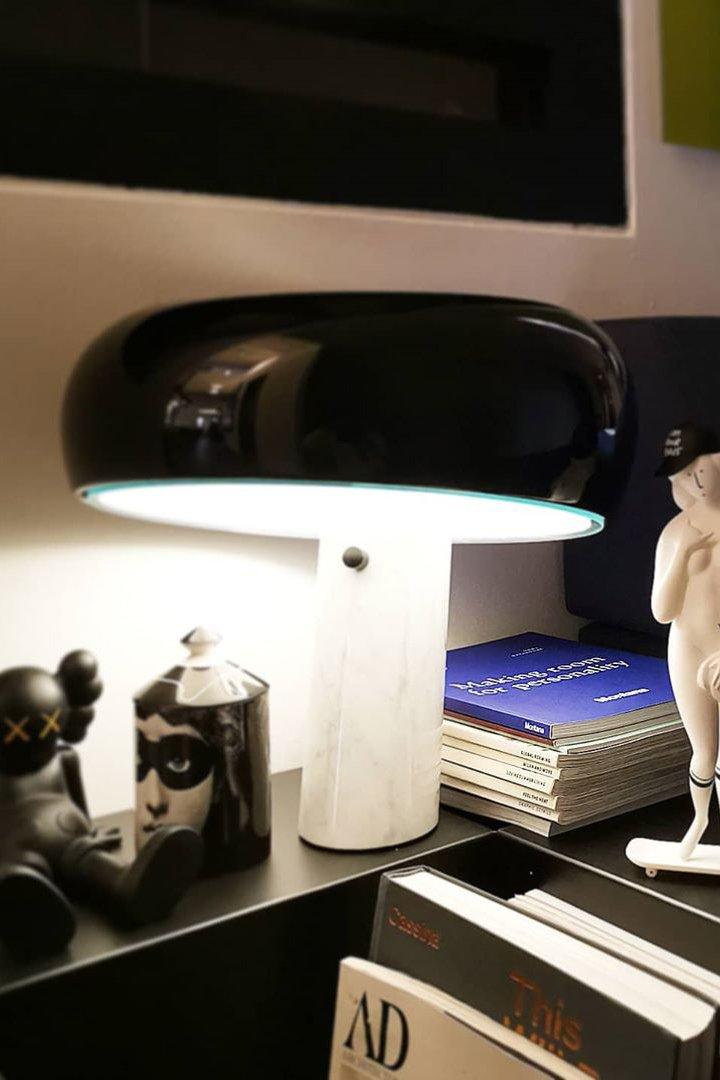 Lampe de table Vestra en marbre, réflecteur en métal émaillé, base en marbre de Carrare