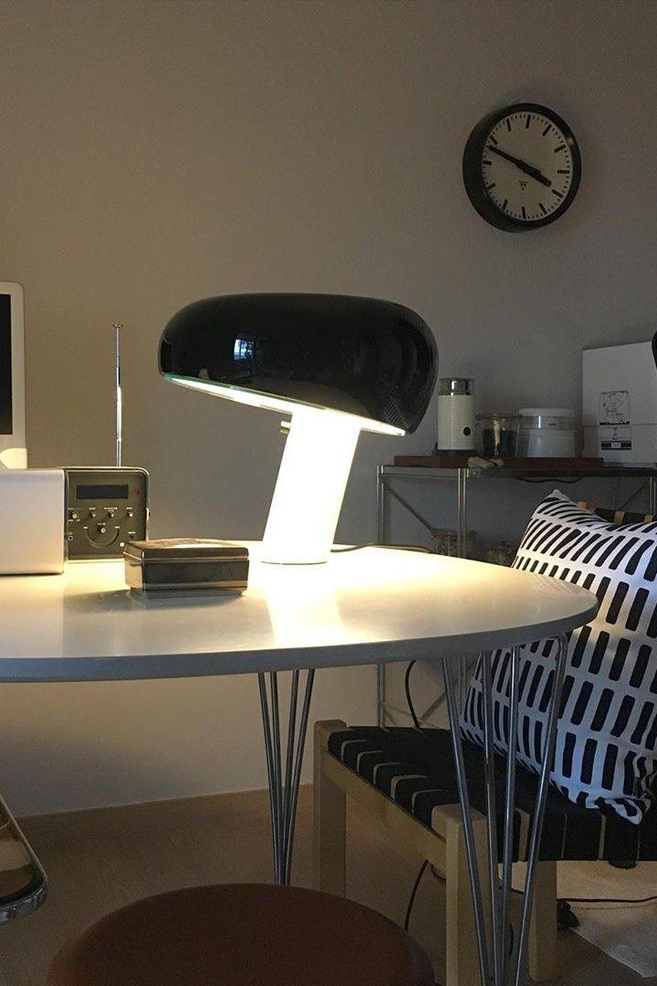 Lampe de table Vestra en marbre, réflecteur en métal émaillé, base en marbre de Carrare