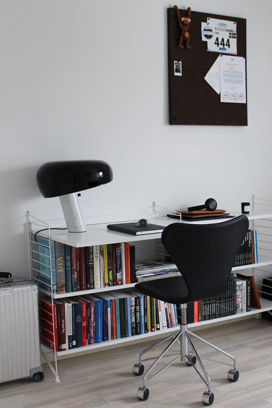Lampe de table Vestra en marbre, réflecteur en métal émaillé, base en marbre de Carrare