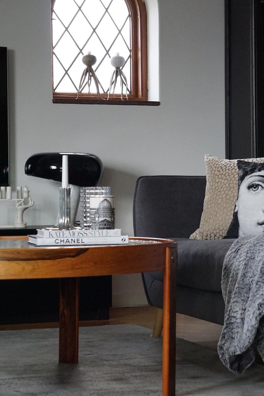Lampe de table Vestra en marbre, réflecteur en métal émaillé, base en marbre de Carrare