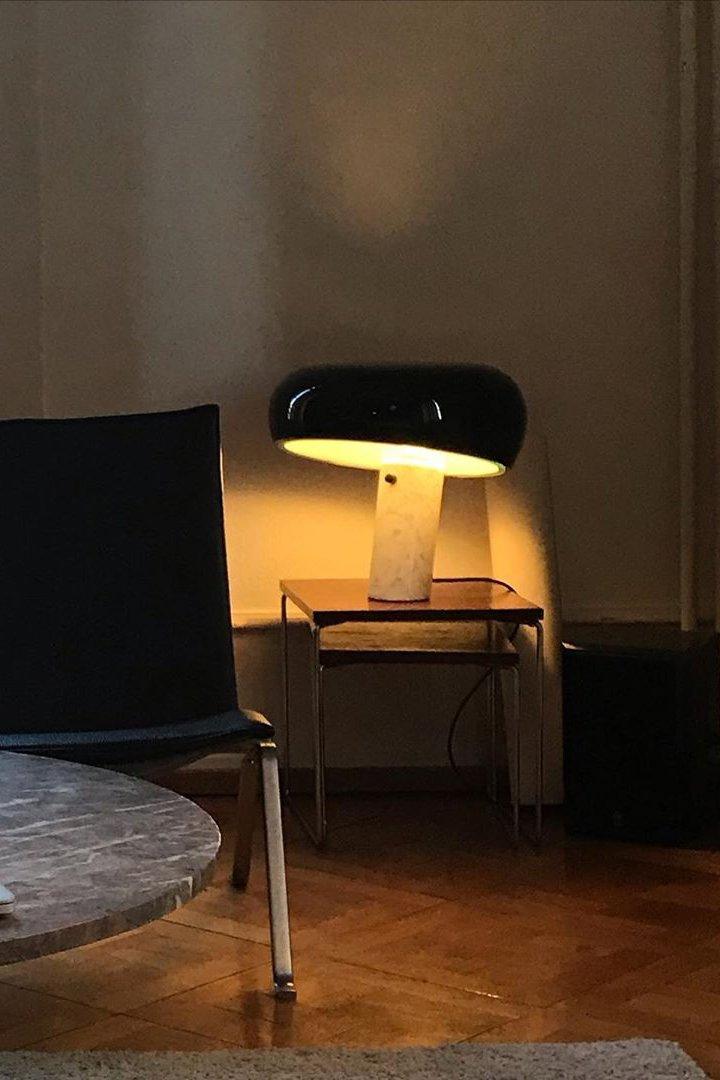 Lampe de table Vestra en marbre, réflecteur en métal émaillé, base en marbre de Carrare