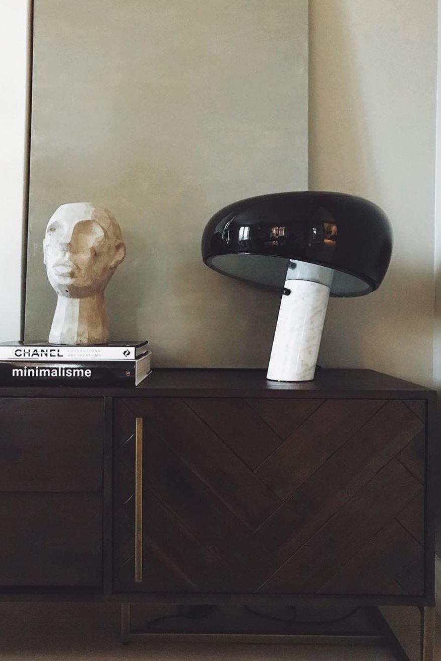 Lampe de table Vestra en marbre, réflecteur en métal émaillé, base en marbre de Carrare