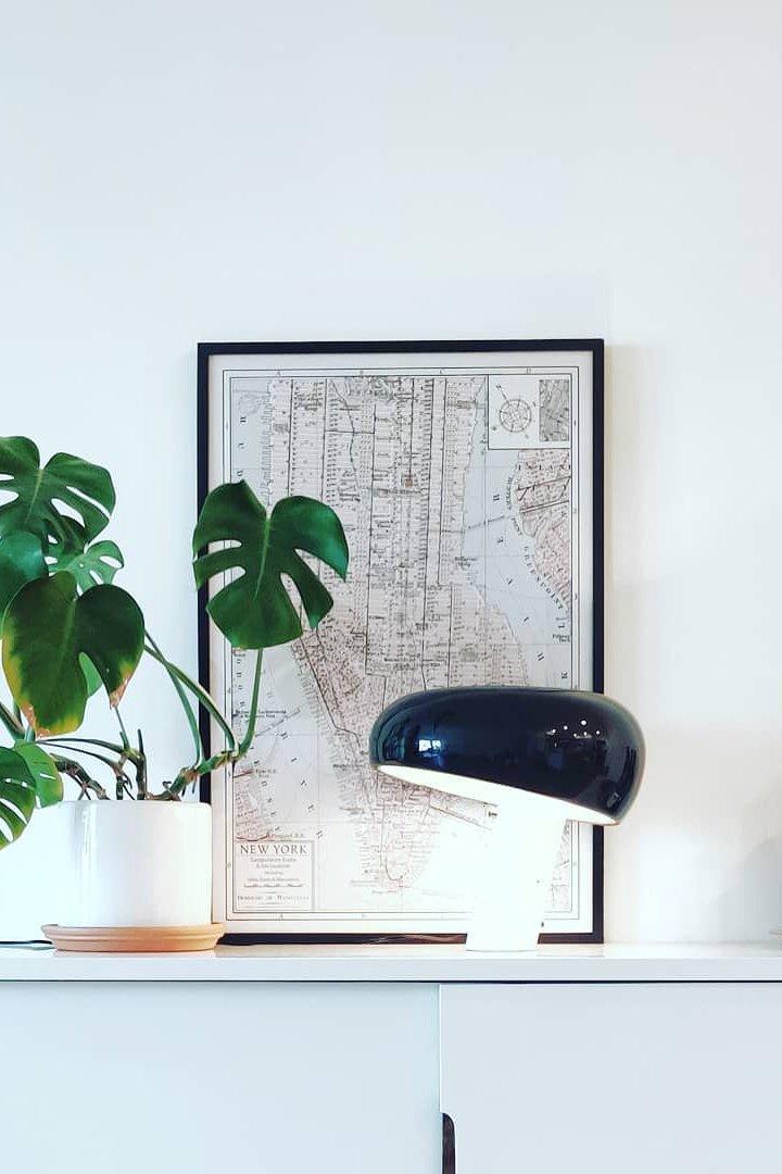 Lampe de table Vestra en marbre, réflecteur en métal émaillé, base en marbre de Carrare