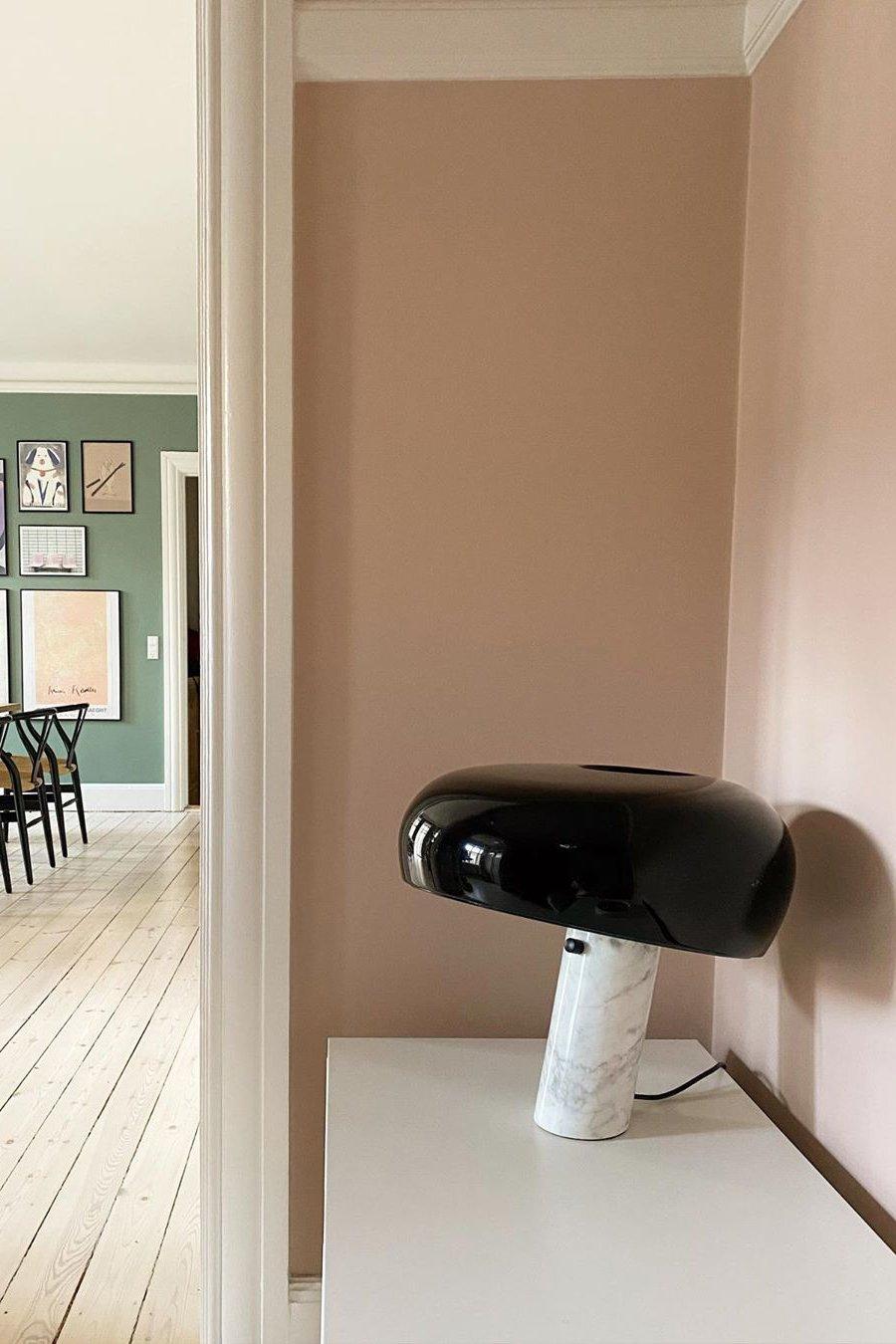 Lampe de table Vestra en marbre, réflecteur en métal émaillé, base en marbre de Carrare