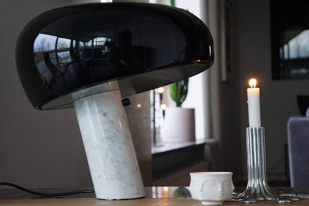 Lampe de table Vestra en marbre, réflecteur en métal émaillé, base en marbre de Carrare