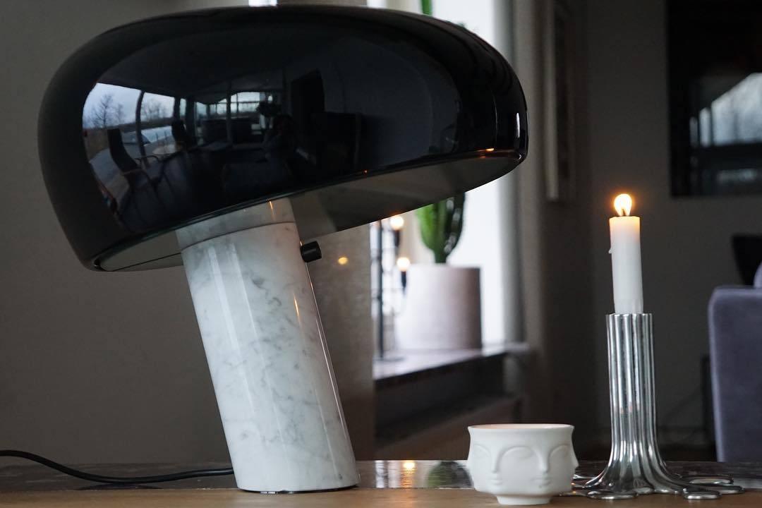 Lampe de table Vestra en marbre, réflecteur en métal émaillé, base en marbre de Carrare