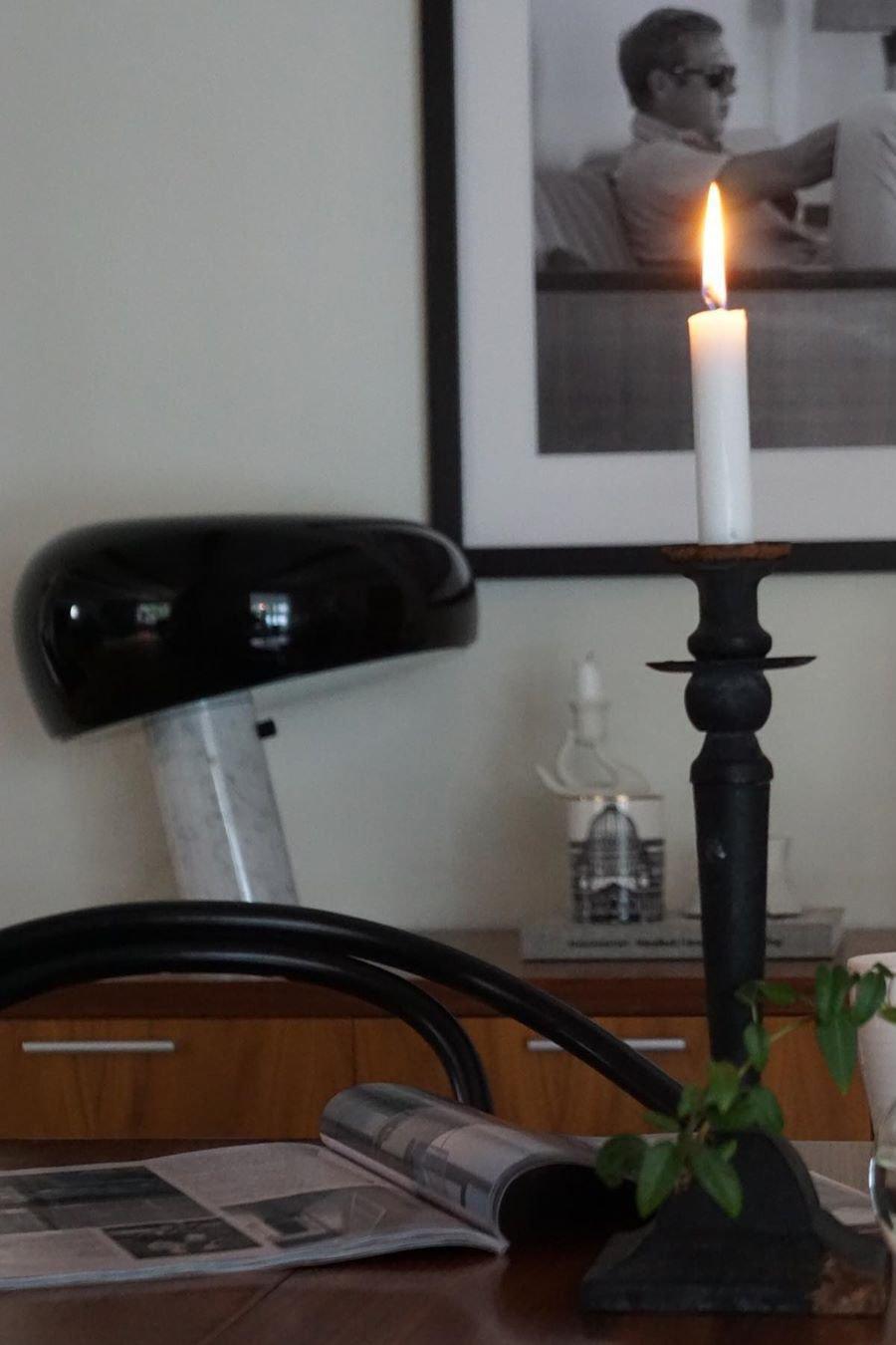 Lampe de table Vestra en marbre, réflecteur en métal émaillé, base en marbre de Carrare