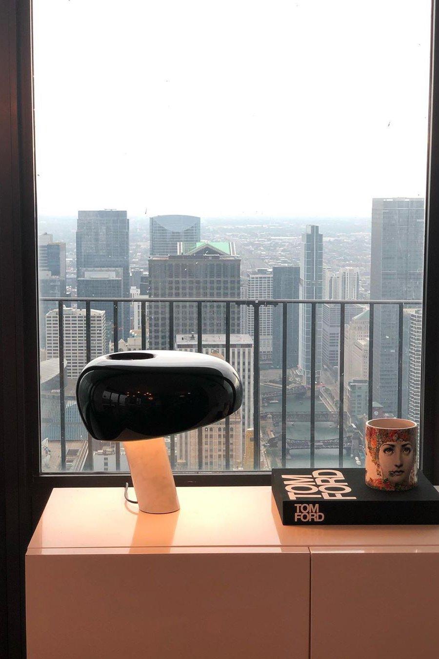 Lampe de table Vestra en marbre, réflecteur en métal émaillé, base en marbre de Carrare