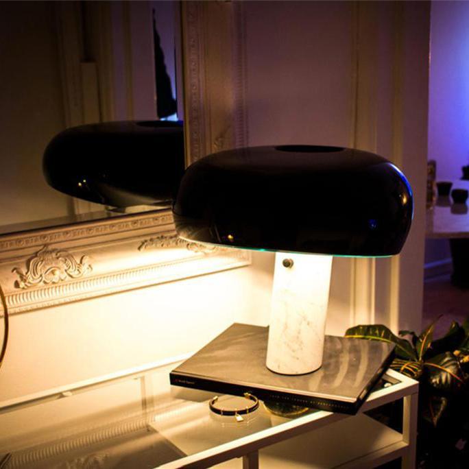 Lampe de table Vestra en marbre, réflecteur en métal émaillé, base en marbre de Carrare