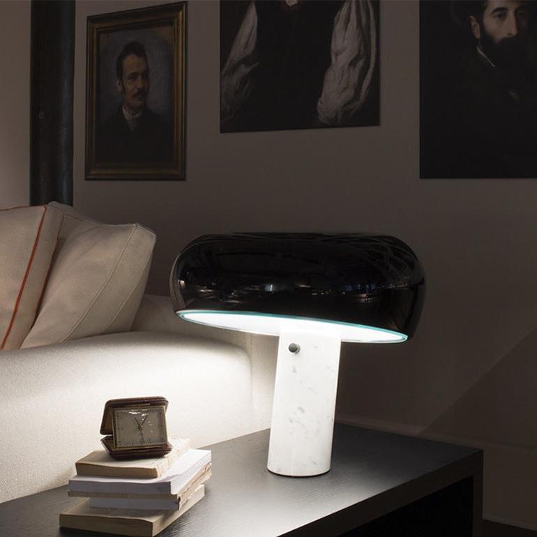 Lampe de table Vestra en marbre, réflecteur en métal émaillé, base en marbre de Carrare
