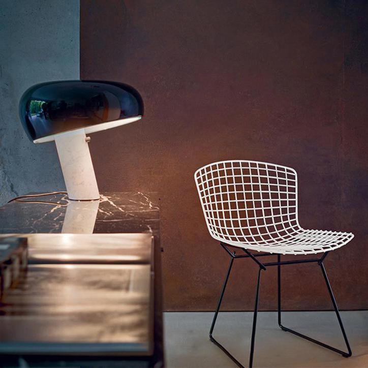 Lampe de table Vestra en marbre, réflecteur en métal émaillé, base en marbre de Carrare