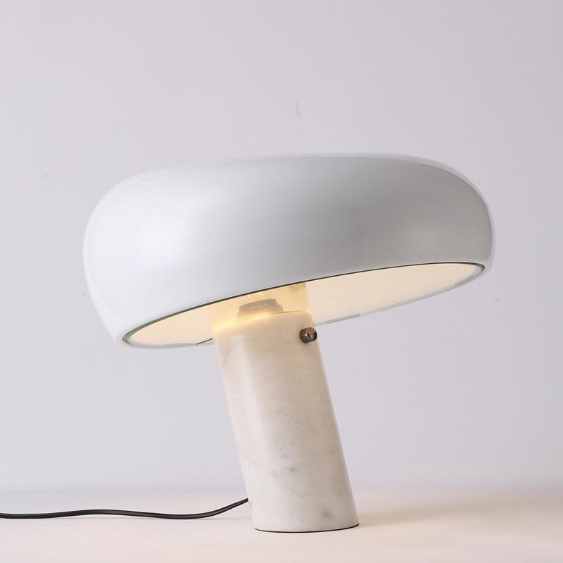 Lampe de table Vestra en marbre, réflecteur en métal émaillé, base en marbre de Carrare