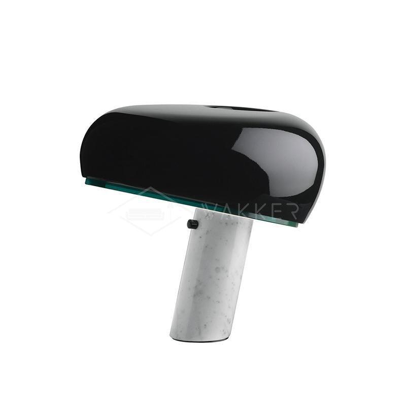 Lampe de table Vestra en marbre, réflecteur en métal émaillé, base en marbre de Carrare