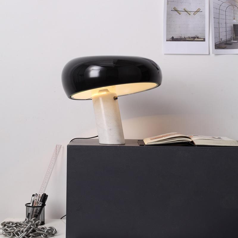 Lampe de table Vestra en marbre, réflecteur en métal émaillé, base en marbre de Carrare