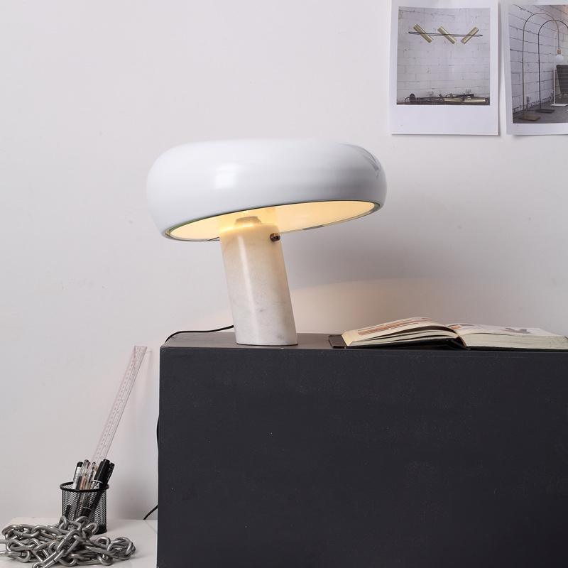 Lampe de table Vestra en marbre, réflecteur en métal émaillé, base en marbre de Carrare