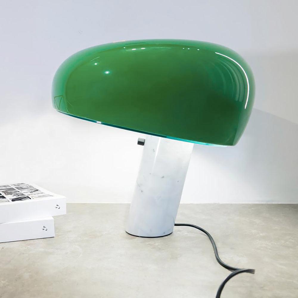 Lampe de table Vestra en marbre, réflecteur en métal émaillé, base en marbre de Carrare