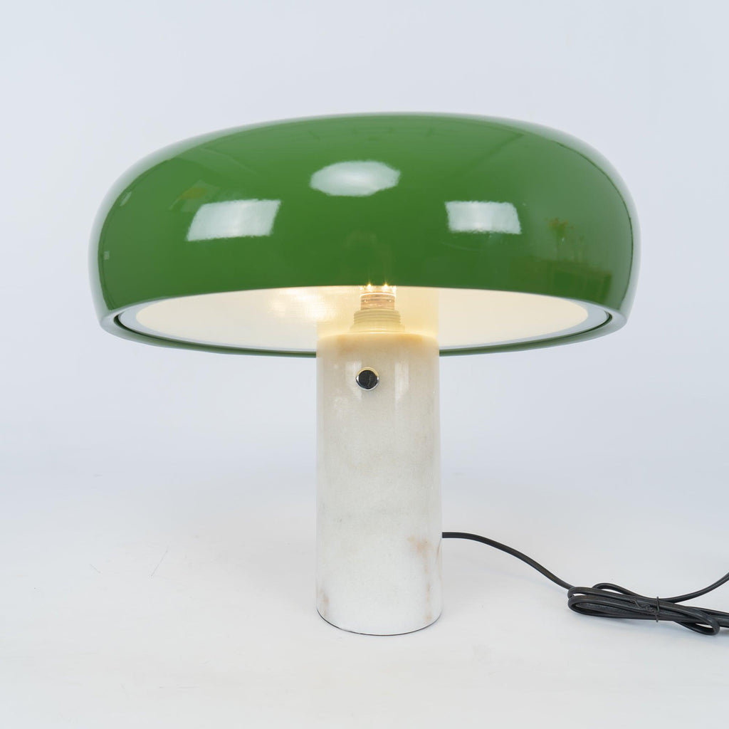 Lampe de table Vestra en marbre, réflecteur en métal émaillé, base en marbre de Carrare