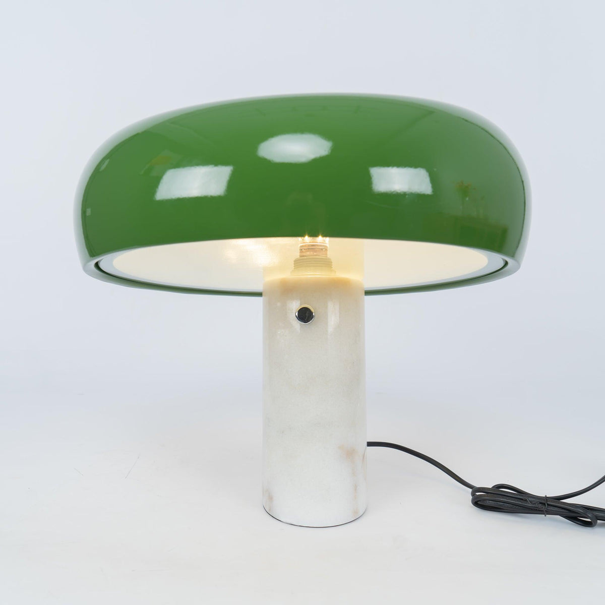 Lampe de table Vestra en marbre, réflecteur en métal émaillé, base en marbre de Carrare