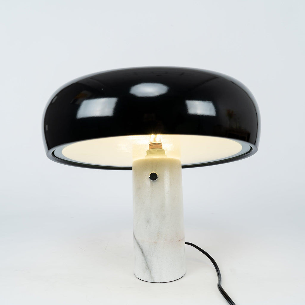 Lampe de table Vestra en marbre, réflecteur en métal émaillé, base en marbre de Carrare