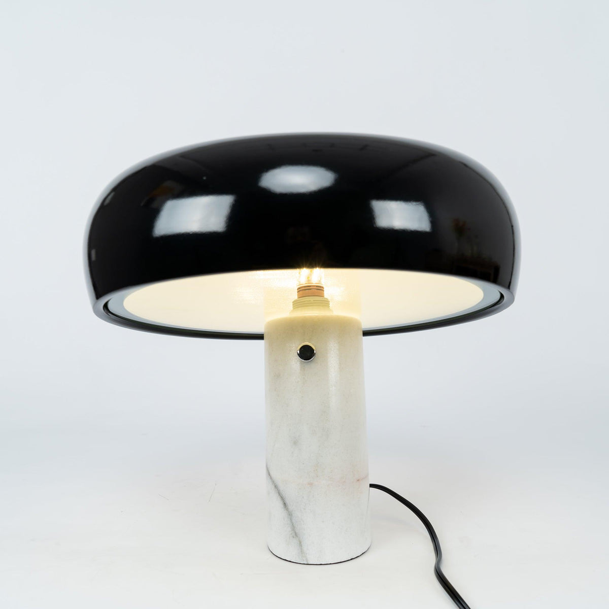 Lampe de table Vestra en marbre, réflecteur en métal émaillé, base en marbre de Carrare