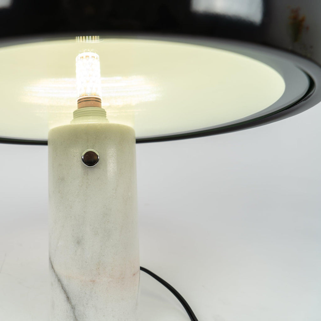 Lampe de table Vestra en marbre, réflecteur en métal émaillé, base en marbre de Carrare
