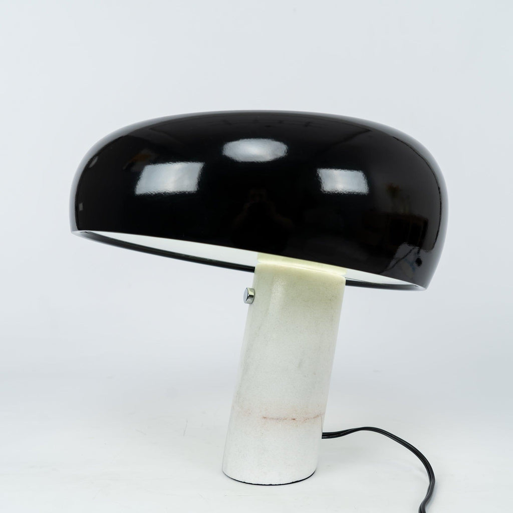 Lampe de table Vestra en marbre, réflecteur en métal émaillé, base en marbre de Carrare
