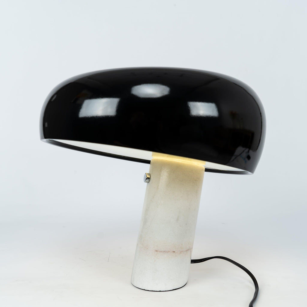 Lampe de table Vestra en marbre, réflecteur en métal émaillé, base en marbre de Carrare