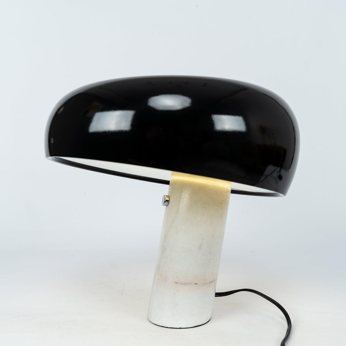 Lampe de table Vestra en marbre, réflecteur en métal émaillé, base en marbre de Carrare