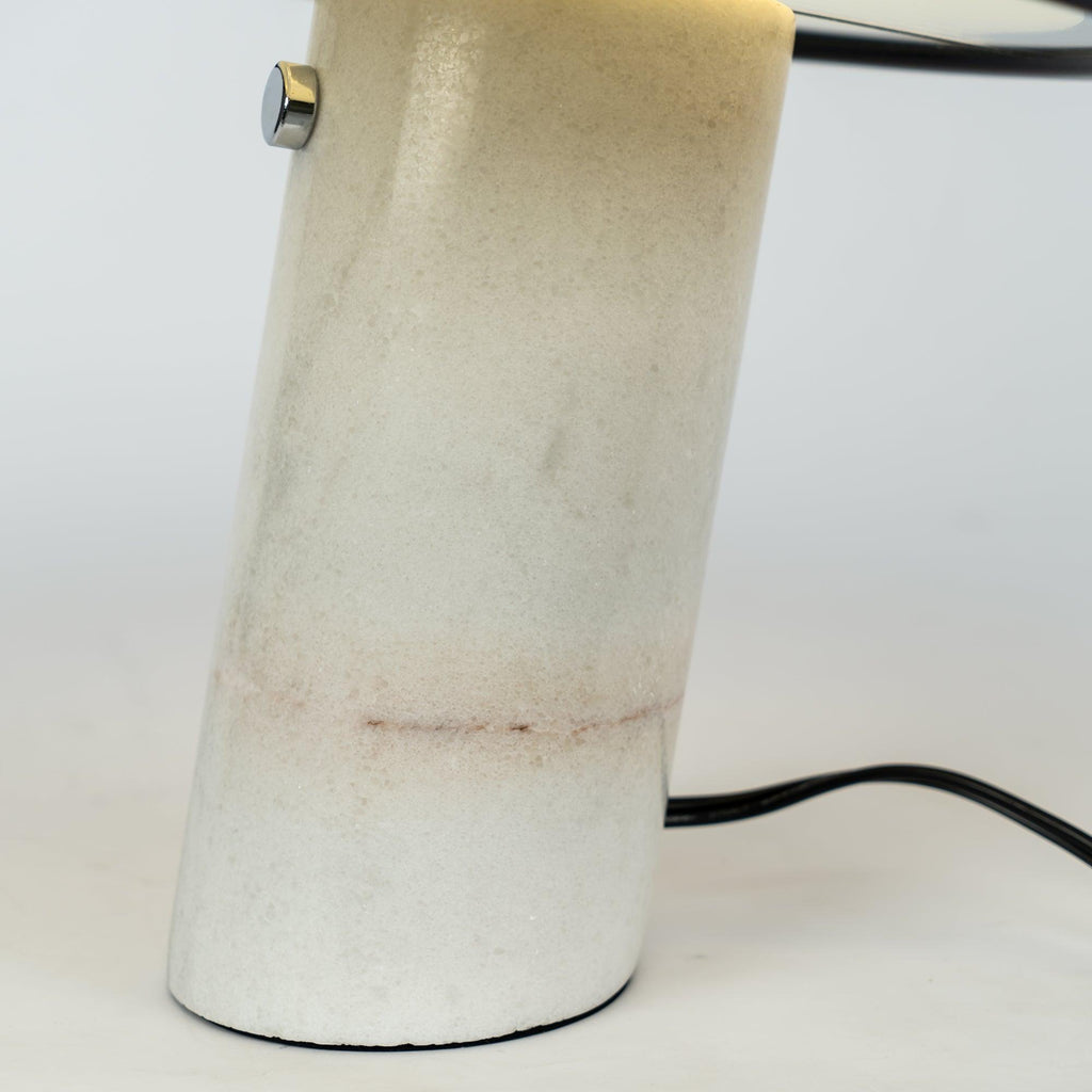 Lampe de table Vestra en marbre, réflecteur en métal émaillé, base en marbre de Carrare