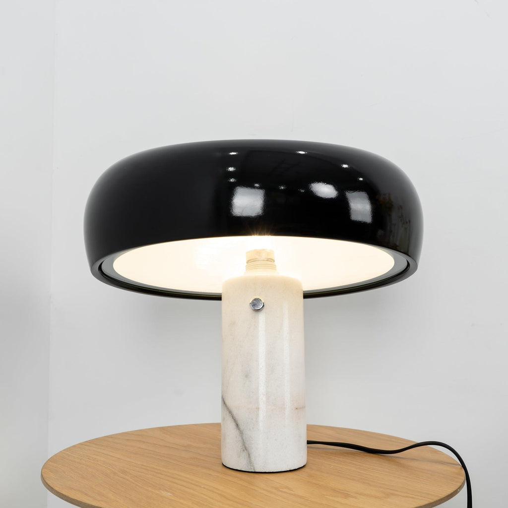 Lampe de table Vestra en marbre, réflecteur en métal émaillé, base en marbre de Carrare