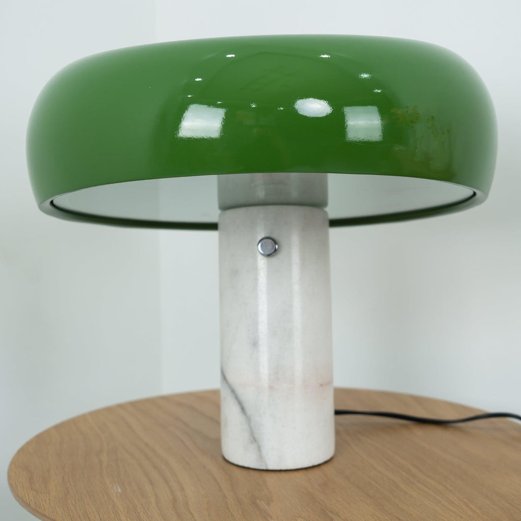 Lampe de table Vestra en marbre, réflecteur en métal émaillé, base en marbre de Carrare
