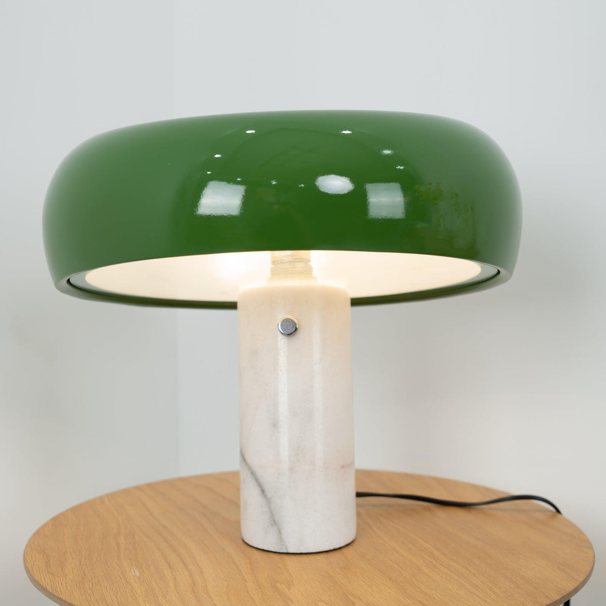 Lampe de table Vestra en marbre, réflecteur en métal émaillé, base en marbre de Carrare