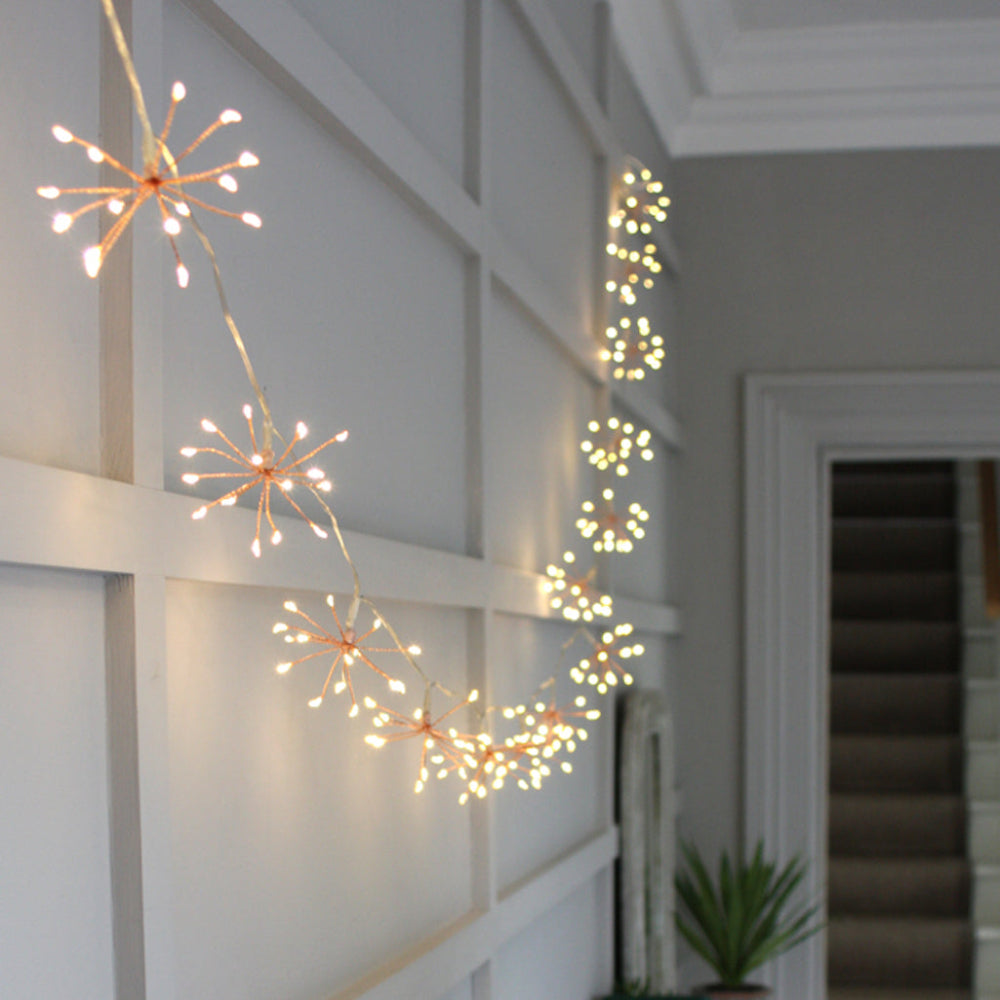 Ciepłobiałe girlandy świetlne LED w kształcie rozbłysków gwiazd, 10 skupisk, po 150 diod LED, odstępy 35 cm