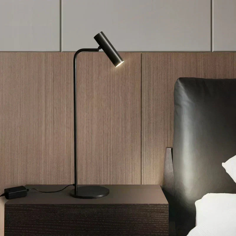 Lampada da tavolo Aurelan in ottone satinato, testa cilindrica orientabile