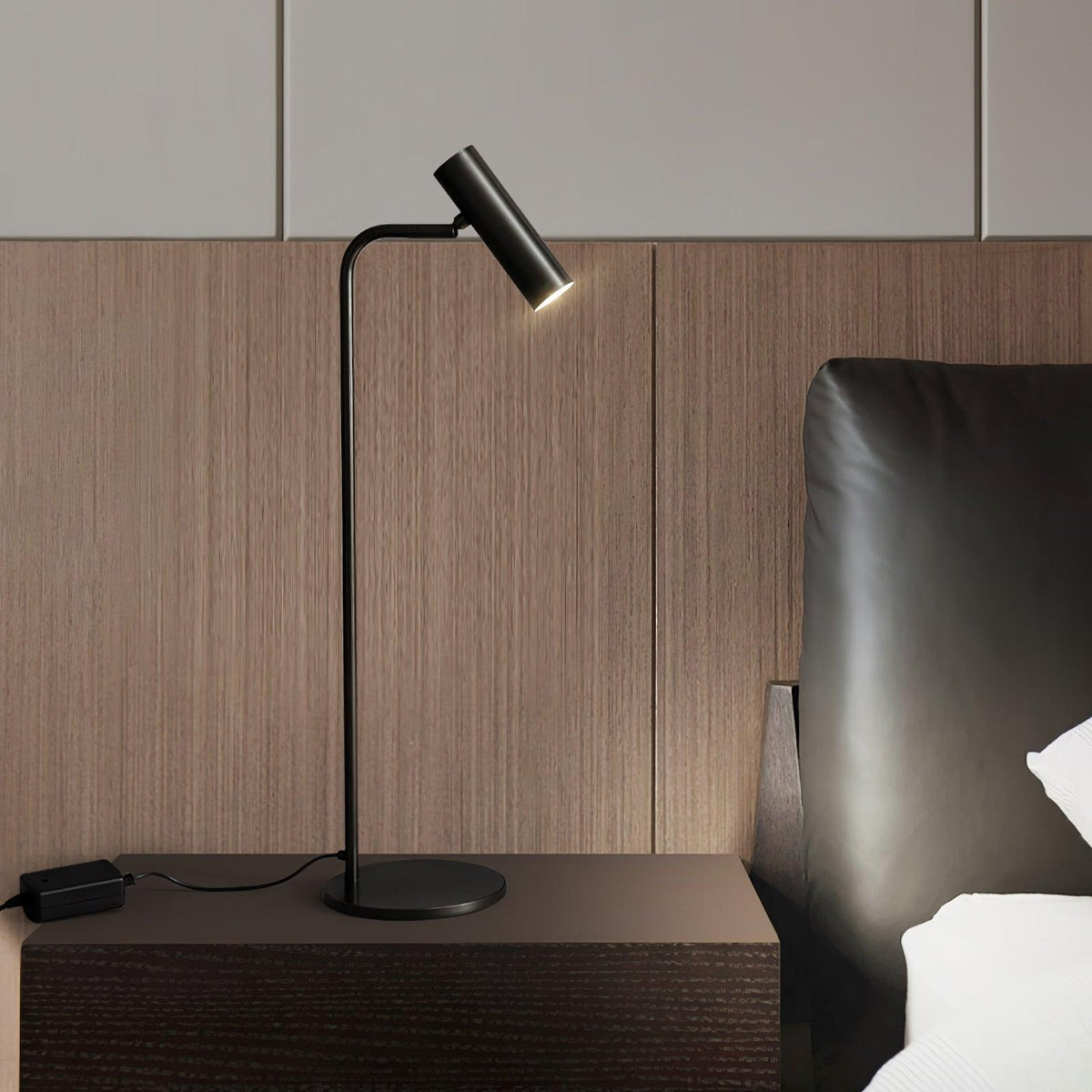 Lampada da tavolo Aurelan in ottone satinato, testa cilindrica orientabile