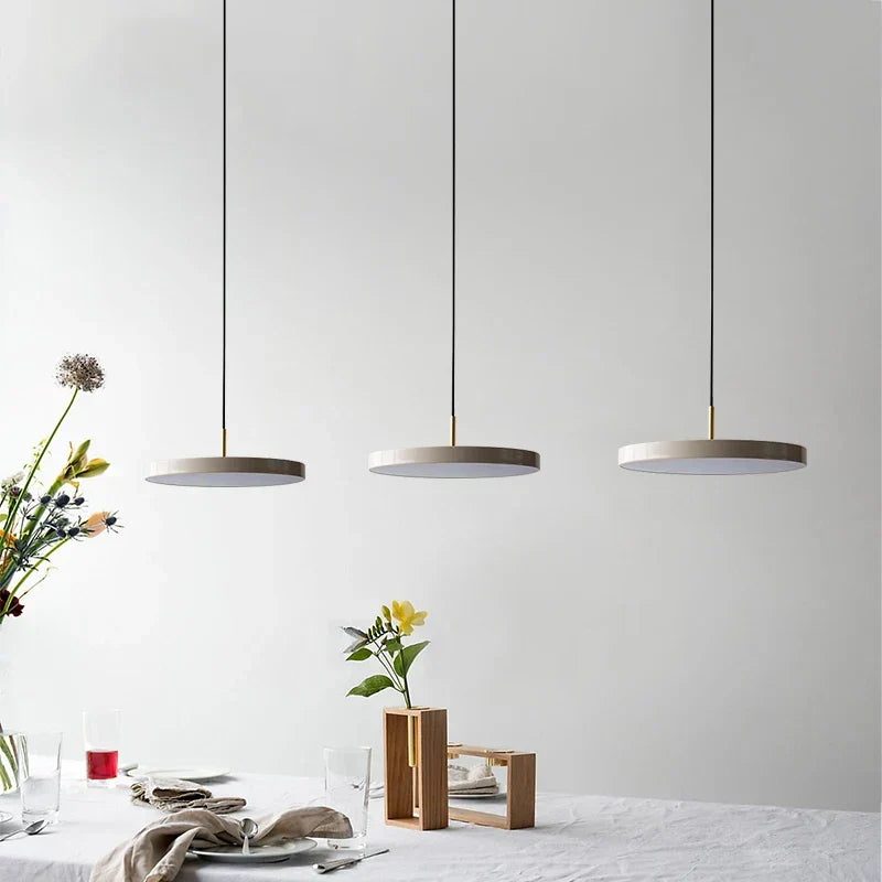 AstraDrift gömb alakú LED függőlámpa, modern, fémből készült szoborszerű kialakítással