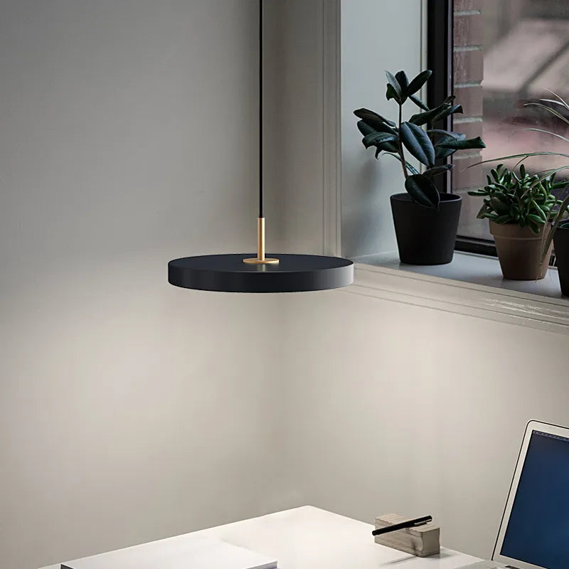AstraDrift gömb alakú LED függőlámpa, modern, fémből készült szoborszerű kialakítással