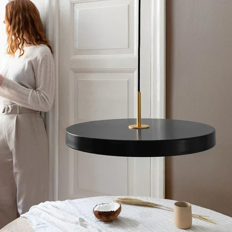 AstraDrift gömb alakú LED függőlámpa, modern, fémből készült szoborszerű kialakítással