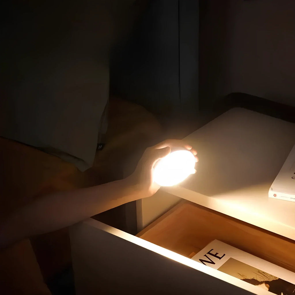 Luce con rilevamento automatico del movimento, design compatto e installazione rapida
