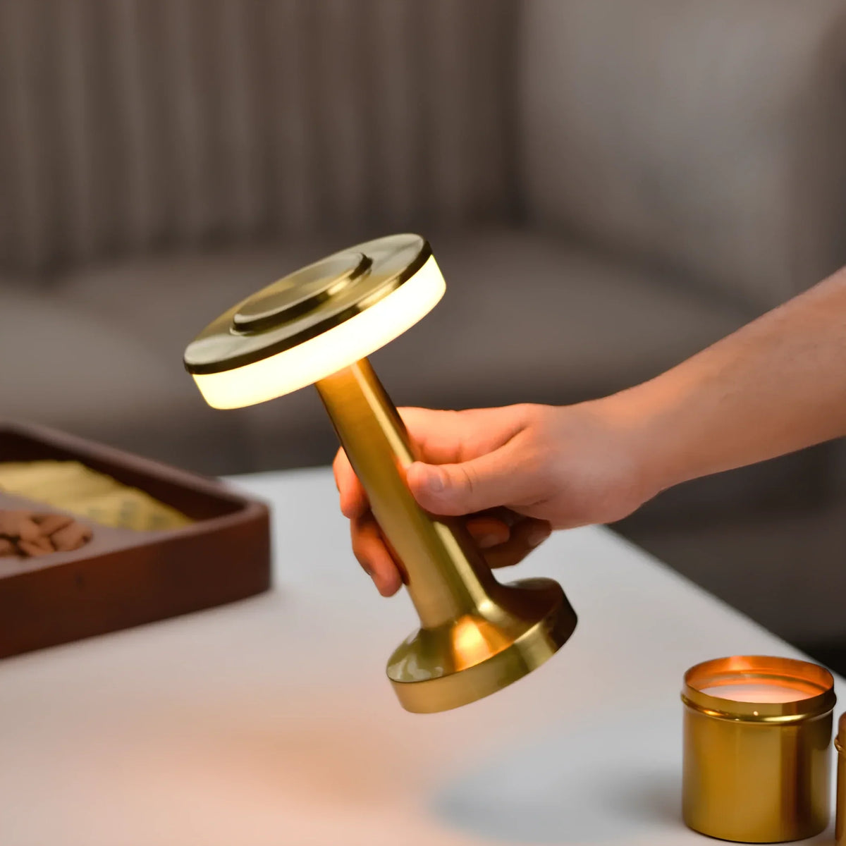 Dimbar retro-bordlampe med elegant, trådløs og bærbar design