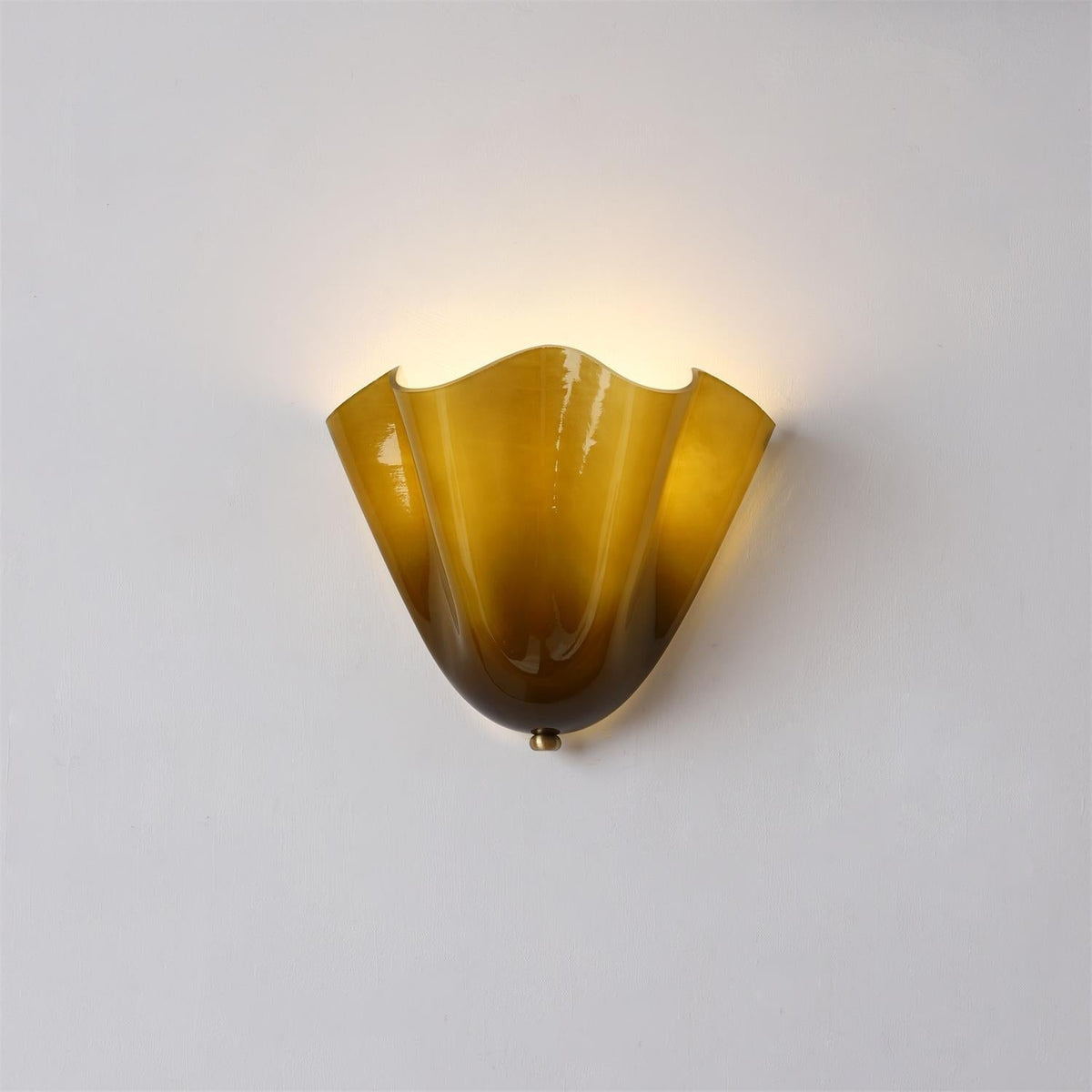Skulpturel væglampe med flydende kurvesilhuet og kunstnerisk belysning