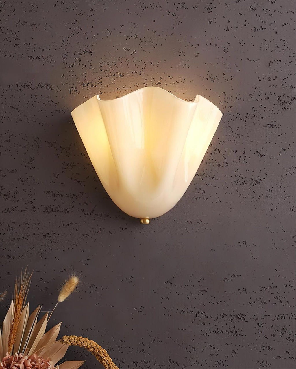 Skulpturel væglampe med flydende kurvesilhuet og kunstnerisk belysning