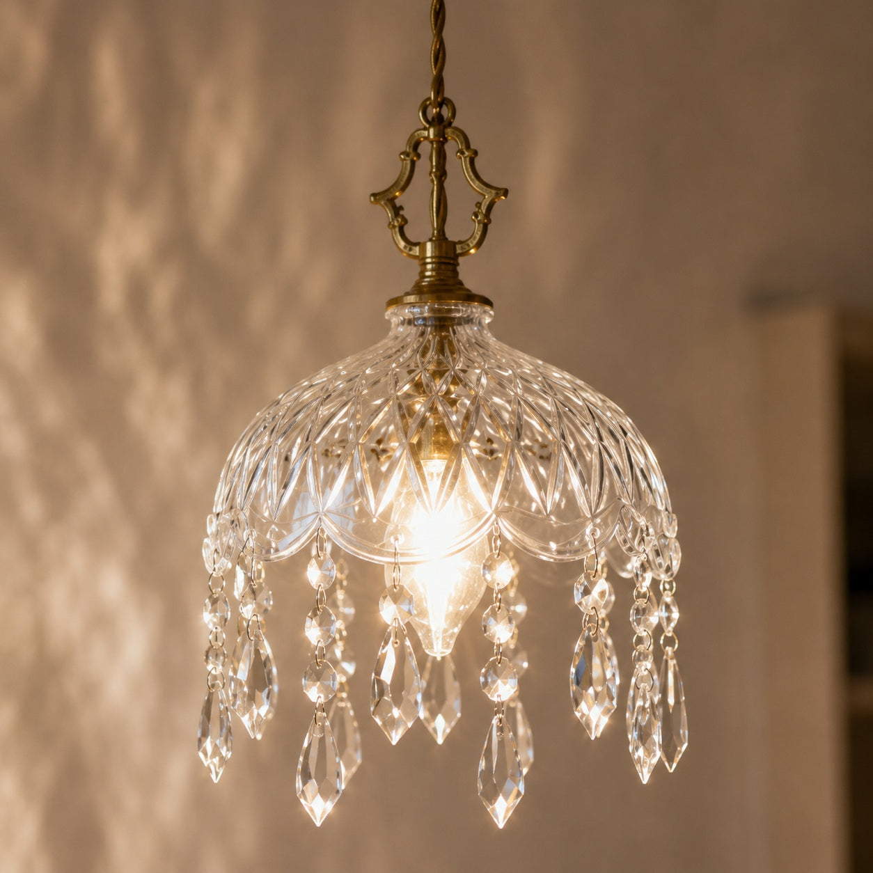Nástěnné svítidlo v retro stylu s měděnou konstrukcí a propracovaným skleněným designem, LED 90–260 V | ribuella